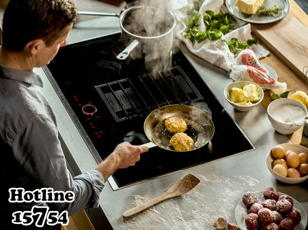 رجل يطهي علي بوتاجاز البا